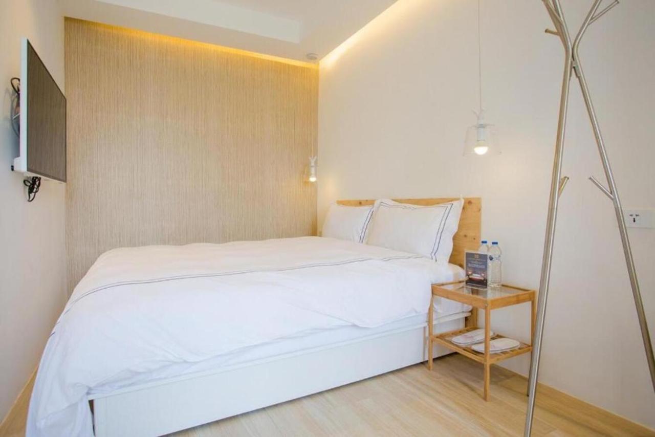 Mini West Hotel Taichung Buitenkant foto