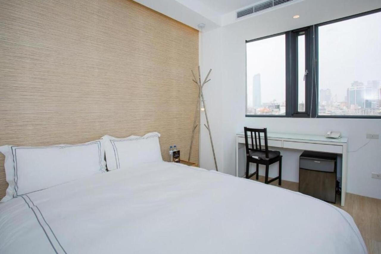 Mini West Hotel Taichung Buitenkant foto
