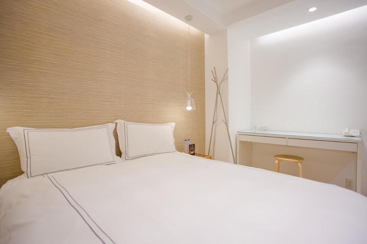 Mini West Hotel Taichung Buitenkant foto