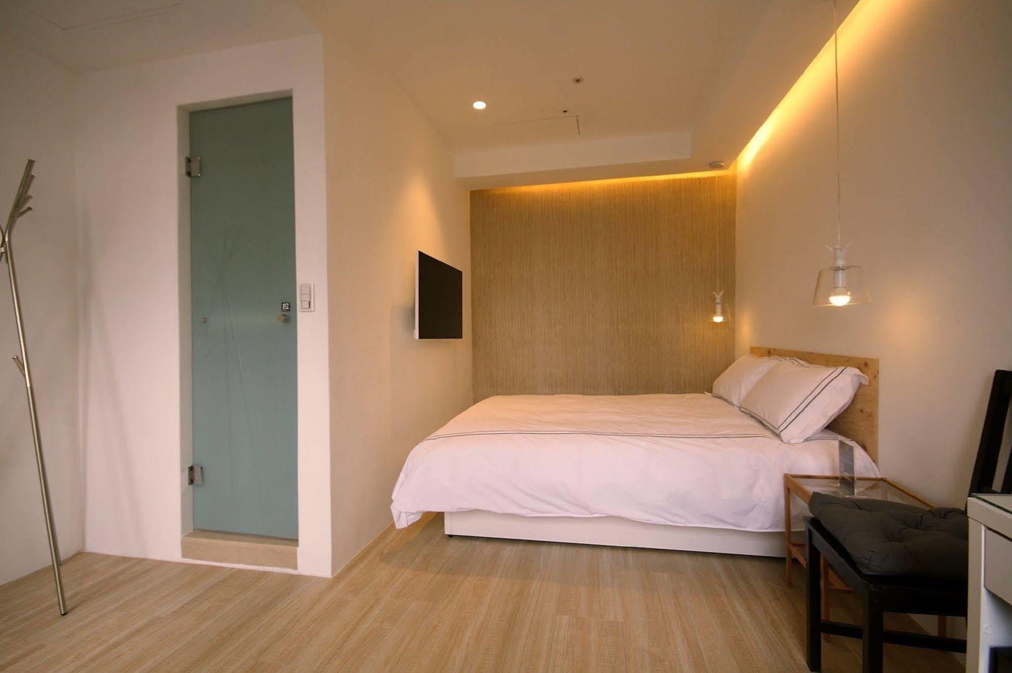 Mini West Hotel Taichung Buitenkant foto